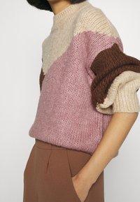JDY Petite Strickpullover - brown