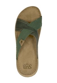 Groene en bruine sandaal met gekruiste banden, textielstof en een gevoerde voetbed. Kenmerken zijn stiksel en een logo op de zool.