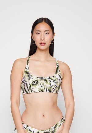 Top de bikini com padrão floral, decote quadrado, fundo rosa claro, design de folhas verdes e alças largas.
