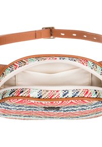 Geweven stoffen schoudertas met een veelkleurig geometrisch patroon, voorzien van een bruine leren schouderriem en een crèmekleurig interieur met een zak.
