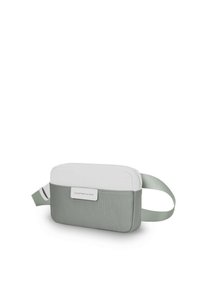 Borsa rettangolare verde e bianca con tessuto testurizzato, manico, e patch con logo, con angoli arrotondati e chiusura a zip.