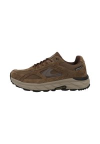 Braune Wildleder-Sportschuh mit strukturierter Oberfläche, verstärkter Zehenkappe und dicker beiger Sohle. Bietet braune Schnürsenkel und ein dezentes Logo-Detail.