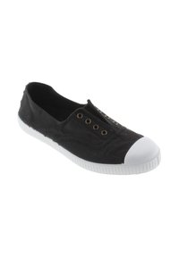 Zapatillas de lona negras sin cordones con punta y suela de goma blanca, con ojetes de metal.