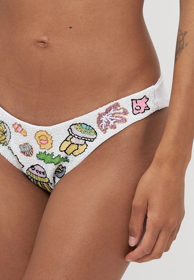 Funda de bikini alb cu broderie texturată colorată ce prezintă motive marine, precum meduze și scoici. Material moale cu un design detaliat al modelului.
