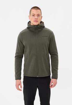 Veste en polaire verte avec capuche, zip complet et deux poches avant. Présente un logo discret sur la poitrine et une texture lisse.