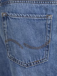 Tasca posteriore dei jeans in denim blu chiaro, con cuciture gialle a contrasto e un motivo di cucitura curvato. Il tessuto testurizzato mostra una leggera scoloritura.