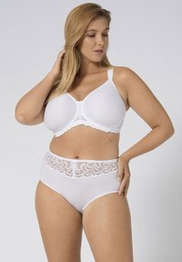 Bílá podprsenka s krajkovými okraji a tvarovanými košíčky, širokými ramínky, spárovaná s vysokými bílými kalhotkami s krajkovým páskem se květinovým vzorem.