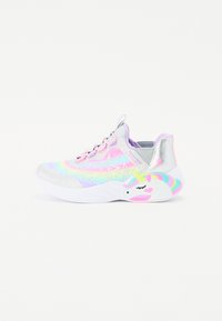 Zapatillas coloridas con un upper plateado y brillante, detalle de unicornio arcoíris en el costado, con cordones rosas y patrones de estrellas.