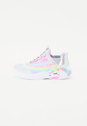 Zapatillas coloridas con un upper plateado y brillante, detalle de unicornio arcoíris en el costado, con cordones rosas y patrones de estrellas.