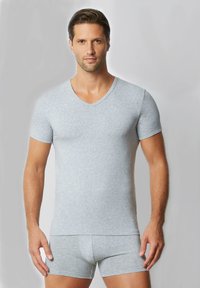 Szary bawełnowy t-shirt z dekoltem w serek i krótkimi rękawami, dopasowany krój oraz gładka faktura, połączony z pasującymi szarymi szortami bokserskimi.