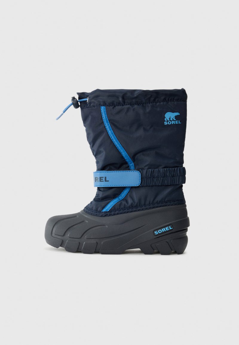 Bota de inverno azul-marinho com parte superior acolchoada, cordão elástico e uma faixa azul com o logótipo "SOREL". Sola de borracha texturizada para tração.