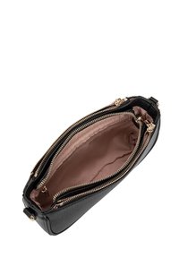 Borsa a tracolla nera in pelle con numerosi zip dorati. L'interno presenta una fodera liscia di colore rosa chiaro. Forma rettangolare compatta con un esterno testurizzato.