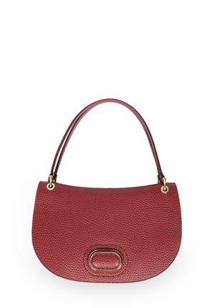 Czerwona torebka skórzana z fakturą w kropki, o zaokrąglonym kształcie, z dwoma paskami na ramię, złotymi akcentami oraz wyraźnym owalnym zapięciem.