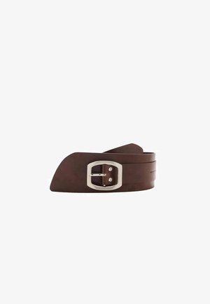 Brauner Leder-Gürtel mit breitem Design, rechteckiger silberner Schnalle und mehreren Einstelllöchern, mit glatter Textur und verjüngtem Ende.