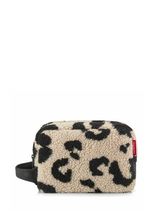 Kleine rechteckige Kulturtasche mit beige-schwarzem Leopardenmuster, weichem strukturiertem Stoff, schwarzem Seitenhenkel und rotem Markenanhänger.