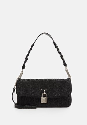 Sac à main noir avec un motif texturé, forme rectangulaire, bandoulière tressée et détail de fermeture avec un verrou argenté.