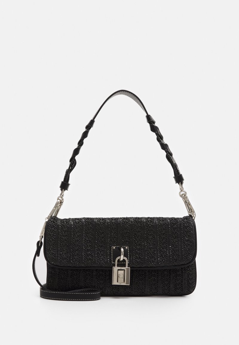 Sac à main noir avec un motif texturé, forme rectangulaire, bandoulière tressée et détail de fermeture avec un verrou argenté.