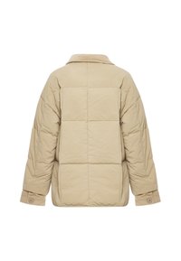 Chaqueta acolchada beige con diseño de acolchado, gran cuello y puños abotonados. Textura suave, corte holgado y sin detalles visibles de hardware.