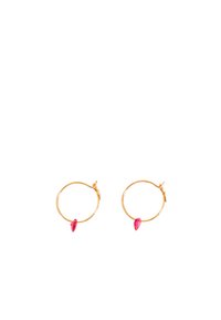 Pendientes de aro de oro que presentan un acento de una sola piedra en forma de marquesa de color rosa en cada uno. Los aros tienen un acabado pulido y brillante.