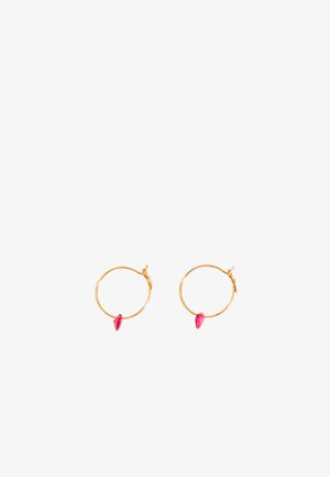 Pendientes de aro de oro que presentan un acento de una sola piedra en forma de marquesa de color rosa en cada uno. Los aros tienen un acabado pulido y brillante.