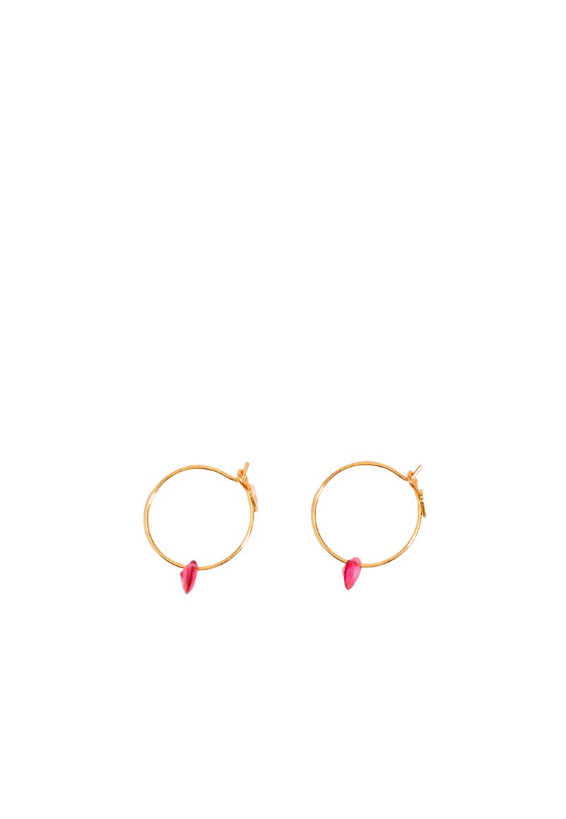 Pendientes de aro de oro que presentan un acento de una sola piedra en forma de marquesa de color rosa en cada uno. Los aros tienen un acabado pulido y brillante.