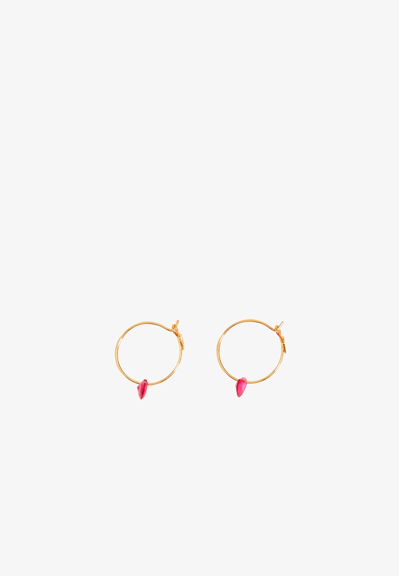 Pendientes de aro de oro que presentan un acento de una sola piedra en forma de marquesa de color rosa en cada uno. Los aros tienen un acabado pulido y brillante.