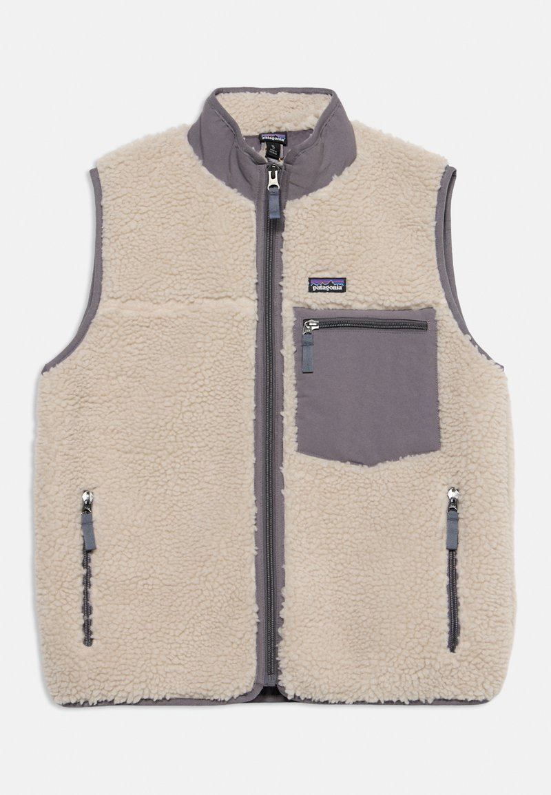 Μπεζ fleece γιλέκο με γκρι λεπτομέρειες, μπροστινό φερμουάρ και τσέπες στο στήθος και στις πλευρές με φερμουάρ, με το λογότυπο της Patagonia στην τσέπη του στήθους.