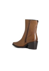 Bruna läderankelstövlar med spetsig tå, sidodragkedja och klack med staplad design. Den släta texturen har minimala detaljer och en enkel design.
