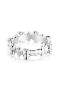 Srebrny pierścionek o teksturowanym wzorze przypominającym przeplatające się kości, z polerowanym wykończeniem i gładkimi krawędziami.