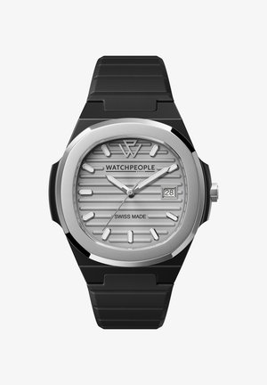 Sudraba cipars ar horizontāliem rievām un melniem stundu rādītājiem, sudraba rokas un datuma logs. Oktagonāla korpusa forma ar melnu gumijas siksnu. Šveicē ražots.