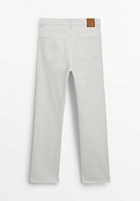 Jeans bianchi in cotone a gamba dritta con due tasche posteriori, una patch in pelle color cuoio in vita e una finitura liscia e testurizzata.