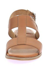 Sandalo in pelle marrone con una fascia larga e una fibbia regolabile, dalla superficie liscia e con suola piatta per il comfort.