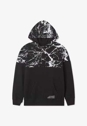 Felpa nera con cappuccio a motivo marmoreo bianco, tasca frontale e dettagli testuali sull'orlo. Materiale in misto cotone, vestibilità casual.