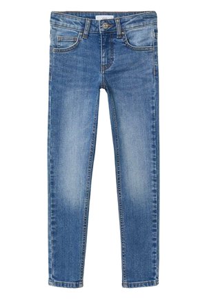 Jean en denim bleu clair avec une silhouette ajustée, présentant un design classique à cinq poches, une texture légèrement délavée et une fermeture à bouton.