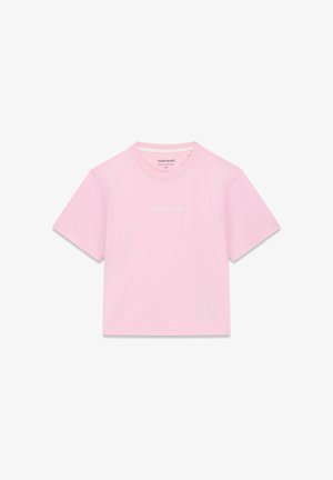 Rozā īsroku krekls no kokvilnas ar apaļu kakla izgriezumu un smalku logotipa detaļu priekšpusē, gluda tekstūra un klasiskas piegriezums.