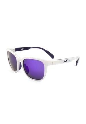 Occhiali da sole con montatura bianca, lenti specchiate viola e terminali delle astine neri, con piccolo logo Adidas sul lato.