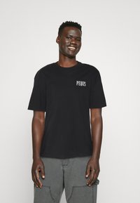 PEQUS ISLAND OF HEARTBREAKS UNISEX - T-shirt imprimé - black
