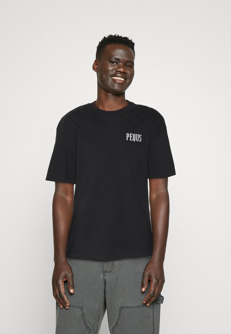 PEQUS ISLAND OF HEARTBREAKS UNISEX - T-shirt imprimé - black