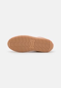 Calzature Bally con suola in gomma texture color marrone, caratterizzata da un motivo a zigzag e un'impronta del logo, che offre un'ottima trazione su diverse superfici.