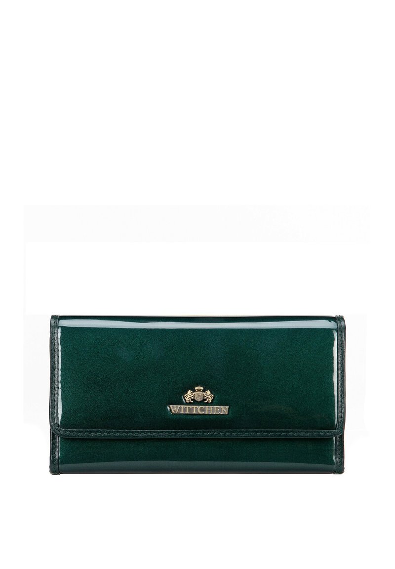 Grünes Lederportemonnaie mit glänzender Oberfläche, ausgestattet mit einem goldfarbenen Logo und einem Klappdesign. Glatte Textur mit klaren Linien.