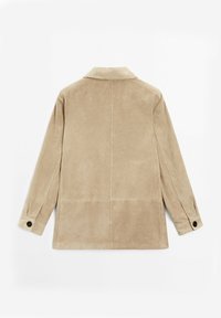 Veste en daim beige à manches longues, poignets boutonnés et col, vue de dos sur fond blanc uni.