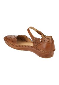 Sandale en cuir marron avec un design floral découpé, bride de cheville réglable et coutures le long des bords. Talon compensé bas.