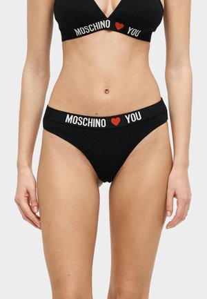 Sort Moschino bralette og trusser med hvid tekst "MOSCHINO" og "YOU" adskilt af et rødt hjerte på elastiske bånd.