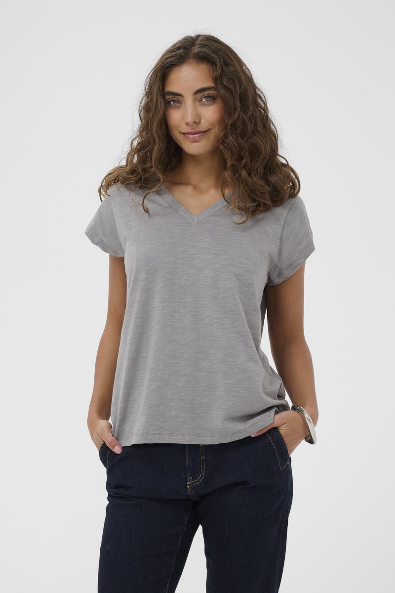 Grijze T-shirt met korte mouwen en V-hals, gemaakt van zacht, lichtgewicht materiaal, met een relaxte pasvorm en minimale textuurdetails.