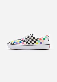Baskets Vans basses avec motif damier multicolore et noir et blanc, semelle blanche et lacets blancs, vues de profil droit.