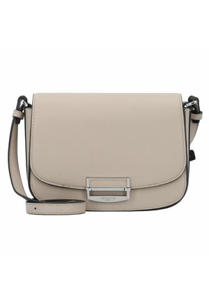 Beige Leder Umhängetasche mit Klappenverschluss, silberner Hardware und abnehmbarem Tragegurt. Sie zeichnet sich durch klare Linien und minimalen Nähten aus.