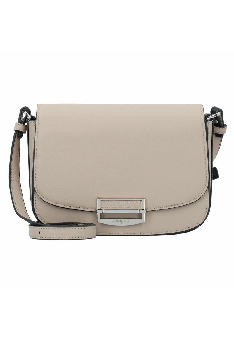 Beżowa skórzana torebka na ramię z klapką, srebrnymi akcesoriami i odpinanym paskiem. Charakteryzuje się prostymi liniami i minimalnymi przeszyciami.