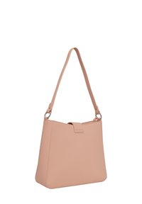 Mjuk rosa fusk-läder handväska med en strukturerad design, platt botten, justerbar axelrem och magnetisk knäppning upptill.