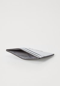 Grijze gestructureerde portemonnee met meerdere kaartsleuven, een glad interieur en een opvouwbaar ontwerp. Heeft een subtiel geometrisch patroon aan de binnenkant.