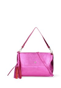 Borsa a tracolla metallica rosa con finitura testurizzata, tracolla regolabile e dettagli decorativi con nappine. Presenta una chiusura a patta e un piccolo dettaglio con borchie frontali.